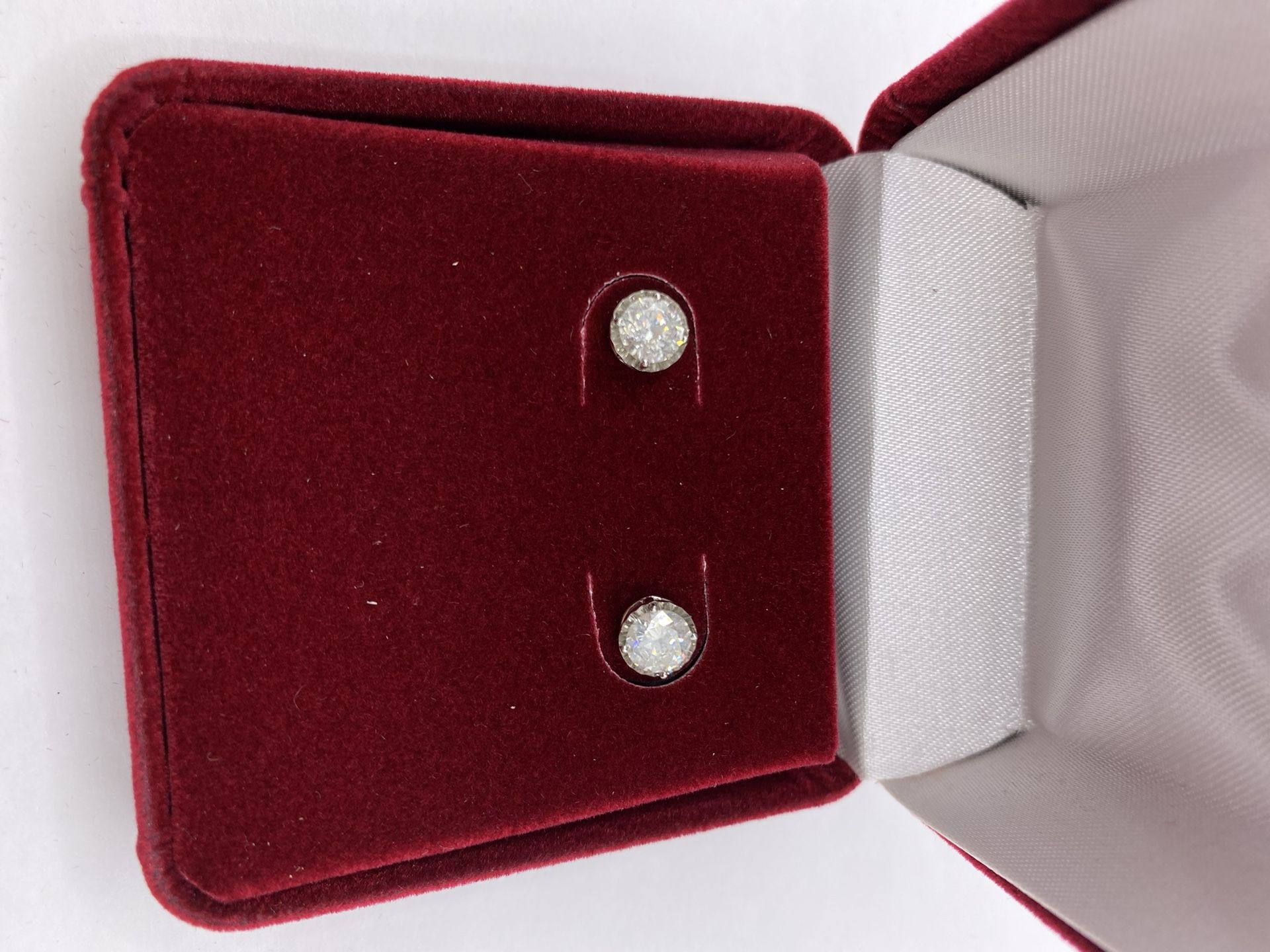 14kt Gold Diamond Stud Earrings - 1.30g