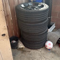 275/ 40 R22    4Wheels/Rims