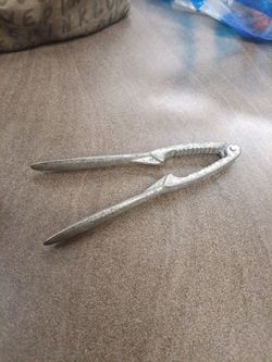 Nut cracker