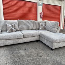 Beautiful Sectional Couch (Delivery Available)