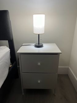2 night stands with lamps
