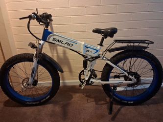 The SMLRO S11 Full Suspension Folding Electric Bike is an budget-oriented, all-terrain fat-tire e-bike designed for versatility