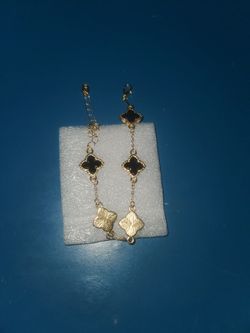 Luxury Style 18K gold plated steel bracelet featuring black clover charms.