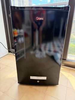 Midea MRU03M2ABB Upright Freezer, 3.0 Cubic Feet Mini Freezer, For Kitchen Apartment Office Basement or Dormitory, Black