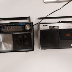 Vontage Hitachi Tape Recorder TRQ-288 / Realtone Model 2517 Both Untested. The realtone turns on but nothing else battery acid, both with alot of wear