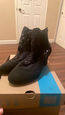 Women’s stylish laced boots size 8
