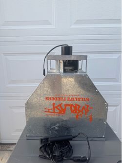 Wildlife Feeders 100 lb 12V Hanging Deer Feeder