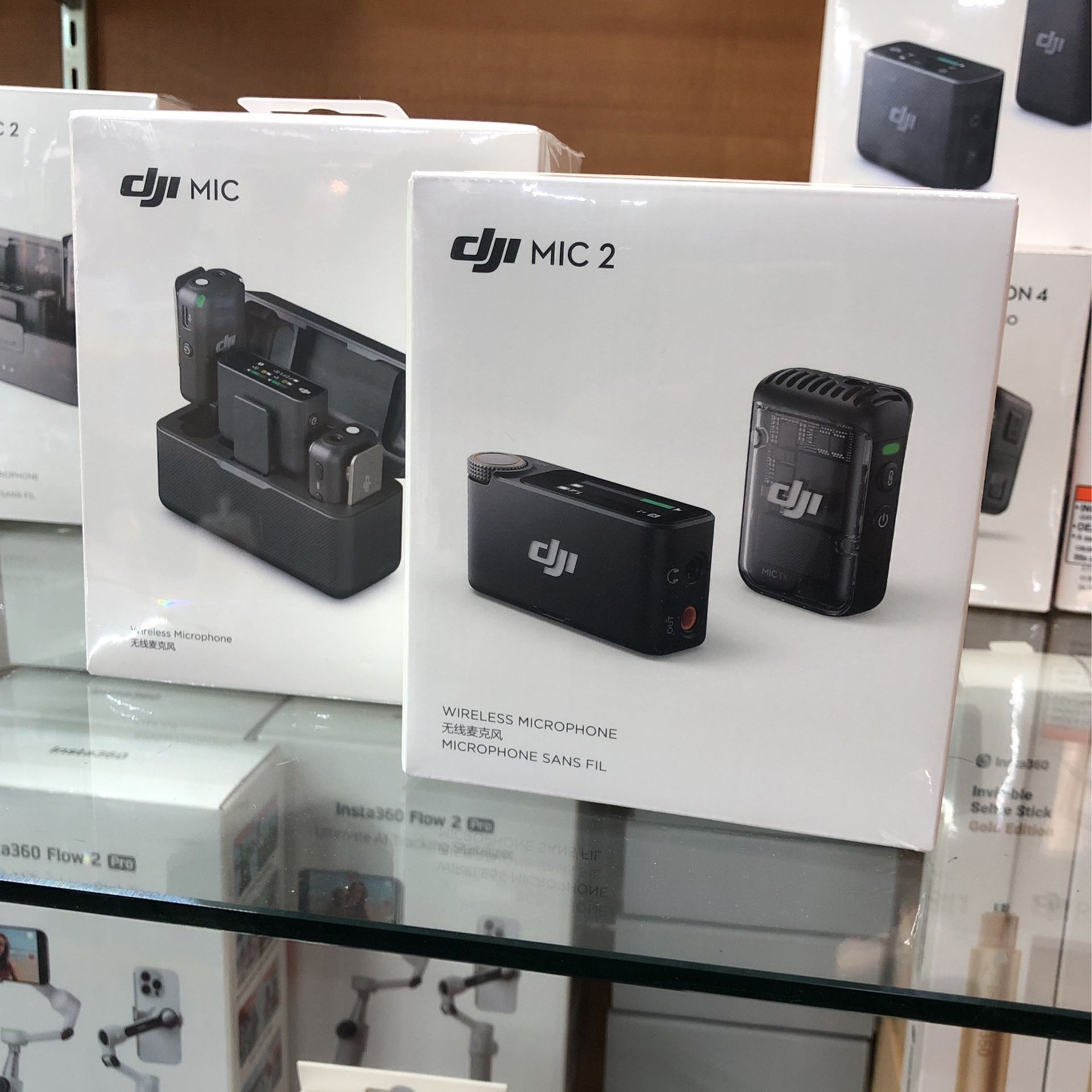 DJI Mic 2 Compact Digital Wireless Microphone System/Recorder for Camera & Smartphone (2.4 GHz)