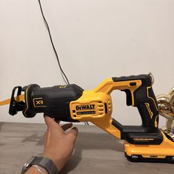 DeWalt 20V XR Brushless Reciprocating Saw w/ Battery
