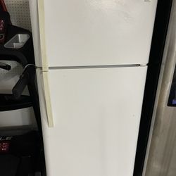 Kenmore 21-cu ft Top-Freezer Refrigerator ( White ) ENERGY STAR Certified