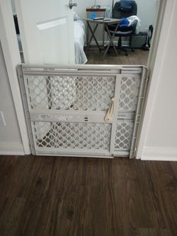 Expandable safety gate only $10 first come first serve