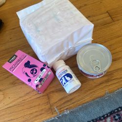 Free Cat Diapers, Probiotics And Can Of Cat Food For Digestión 