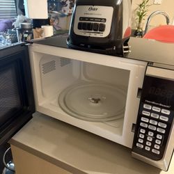 Se Vende Microondas Y Motor De Licuadora Oster Precio Razonable.         Microwave and Blender Motor for Sale at a Reasonable Price