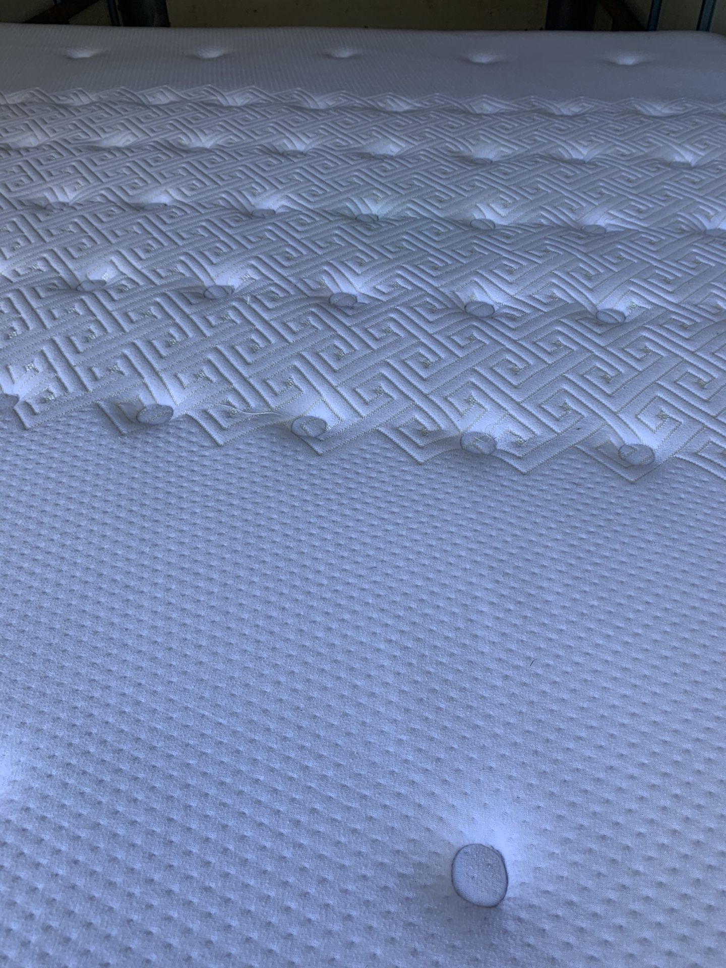 King size mattress and box spring very good condition posturepedic Free Delivery 🚚