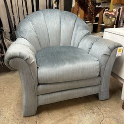 Vintage Blue Scalloped Velvet Chair (VTYG6R)