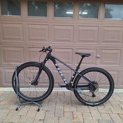TREK XCALIBER  8 MOUNTAIN BIKE 29 ER 1 X 12 SPEED AIR SHOCK LOCKOUT DROPPER POST SEAT ( SETUP TUBELESS )