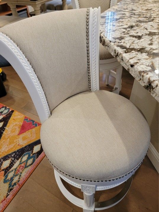 Set of 4 Luxury Counter Height Swivel Bar Stools – Stunning Details