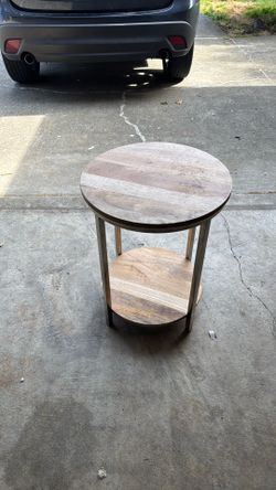 Wood side table - great condition