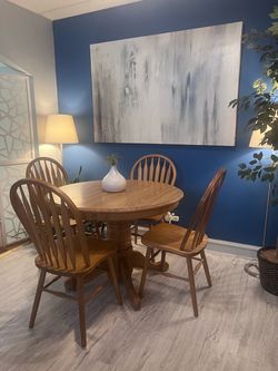 Beautiful Dining Set Great Condition!!! Table with Leaf and 4 Chairs! I Can Deliver