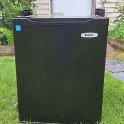 MicroFridge MHR-2.7E Mini Fridge – Good Condition