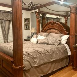 Traditional Bedroom Set With 3 Nightstands! Great Condition! 