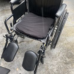 Wheelchair with adjustable Footrest 