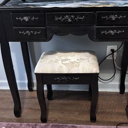 Great condition  Veryke Vanity Set with Stool – perfect for makeup lovers or a chic bedroom corner. ✅ Elegant design, sturdy build ✅ Comfortable cushi