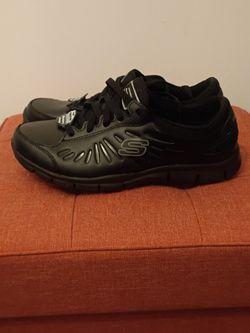 Women's Size 7.5 Skechers Work Shoes 