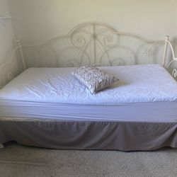 Twin size day bed