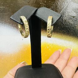 14k Medium Hoop 