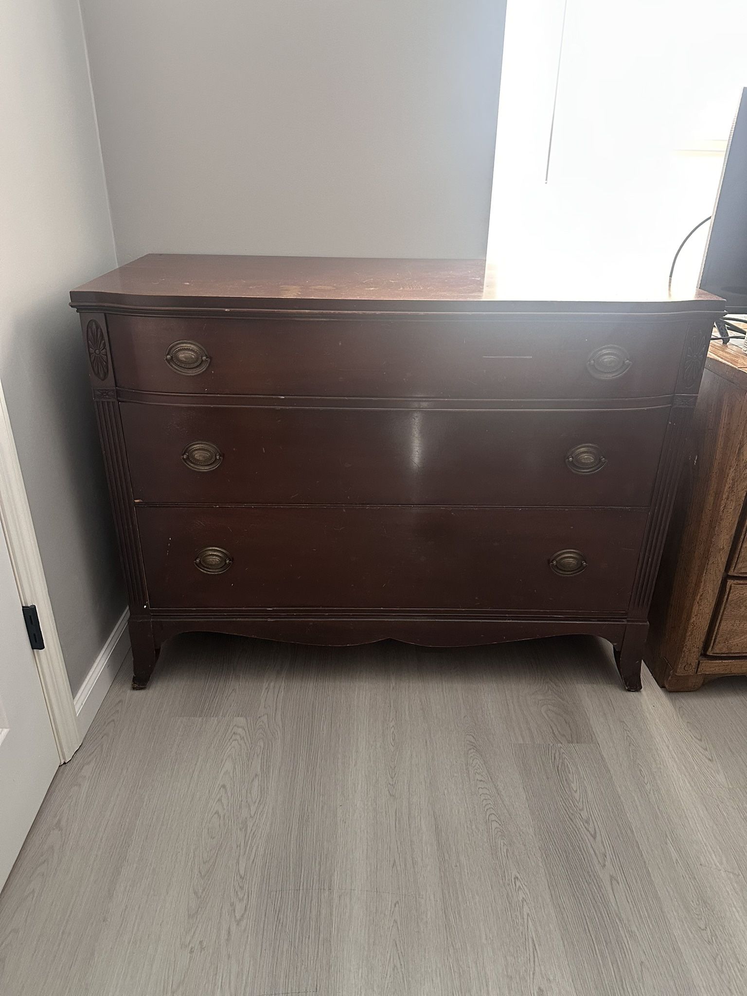 Beautiful 3 Drawers Huntley Dresser W/ Mirror