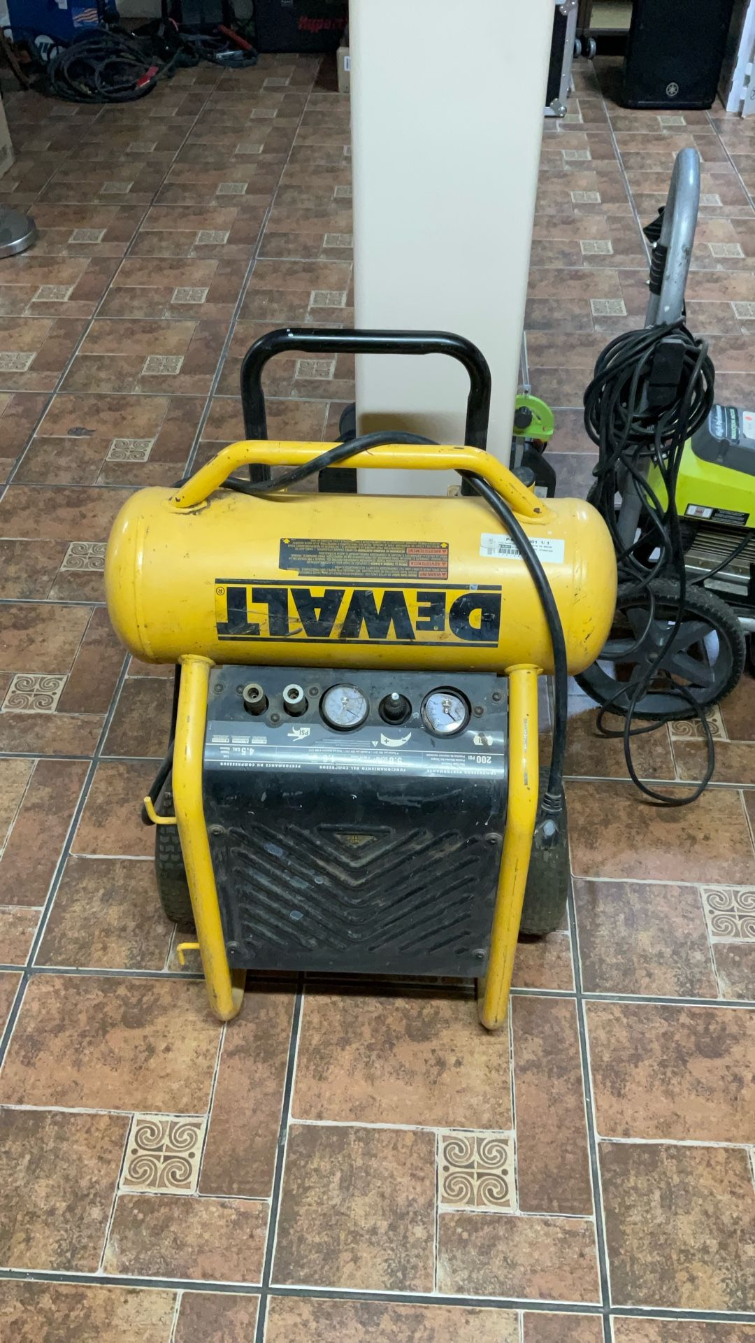 Dewalt 4.5gal 200psi Air Compressor. (Gauges Broken But Turns On)