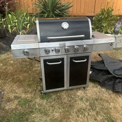 Lightly Used 5 Burner Grill With Top Rack