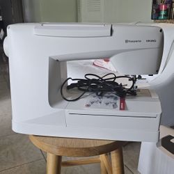 Viking Husqvarna Sewing Machine 690 Model 