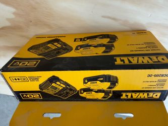 NEW DeWalt 20V MAX Battery & Charger Kit (DCB205-2C)