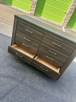 Dresser 8 drawers in lime new condition
