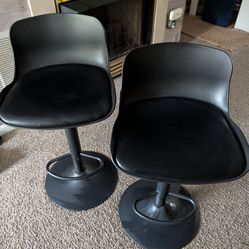 4 adjustable black bar stool like new