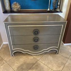 Mathis Brothers Dresser 