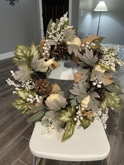 Beautiful Wreath And Wreath Holder! Like New