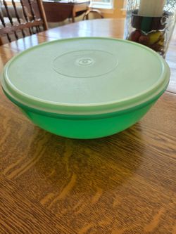 Vtg Tupperware Large Green Plastic Bowl with Lid