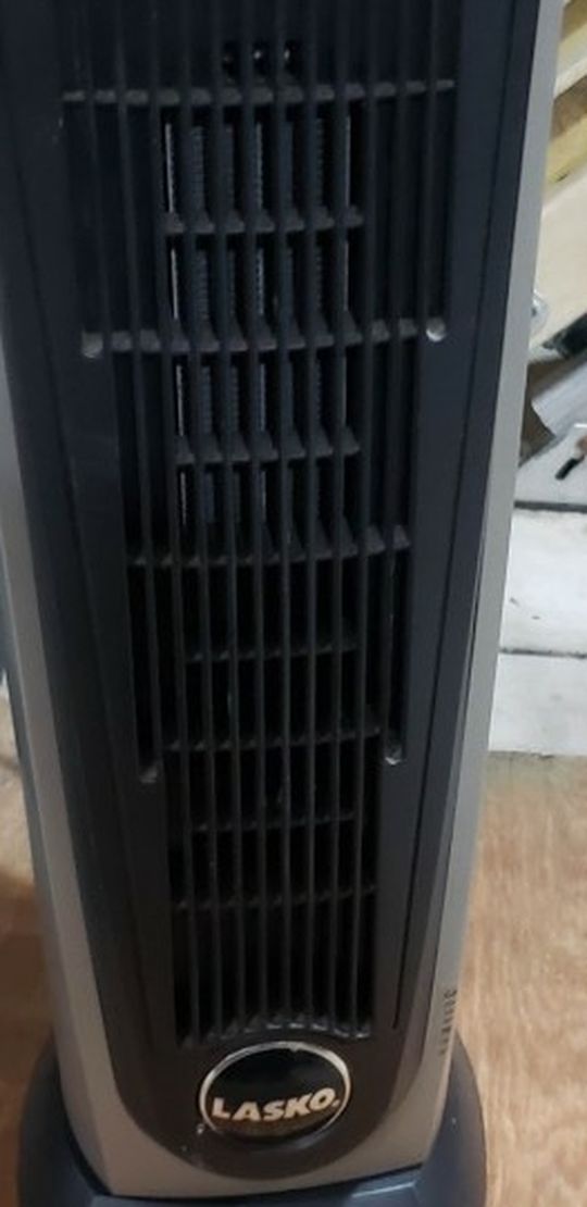 Lasko Oscillating Tower Heater. Fully Functional