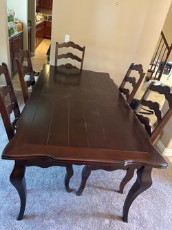6 seater dining room table… great condition! With an extender leaf.