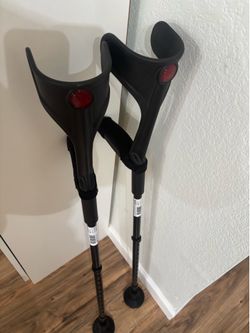 New Open Box Kmina Forearm Crutches