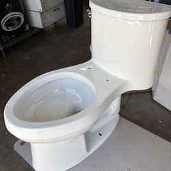 KOHLER Adair 1 piece Toilet. Hidden cosmetic damage.