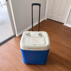 Igloo Ice Cube Rolling Cooler (with Handle)
