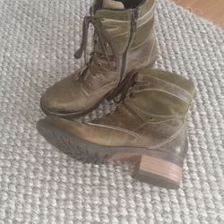 Size 9.5 Dromedaris Kara Boots 