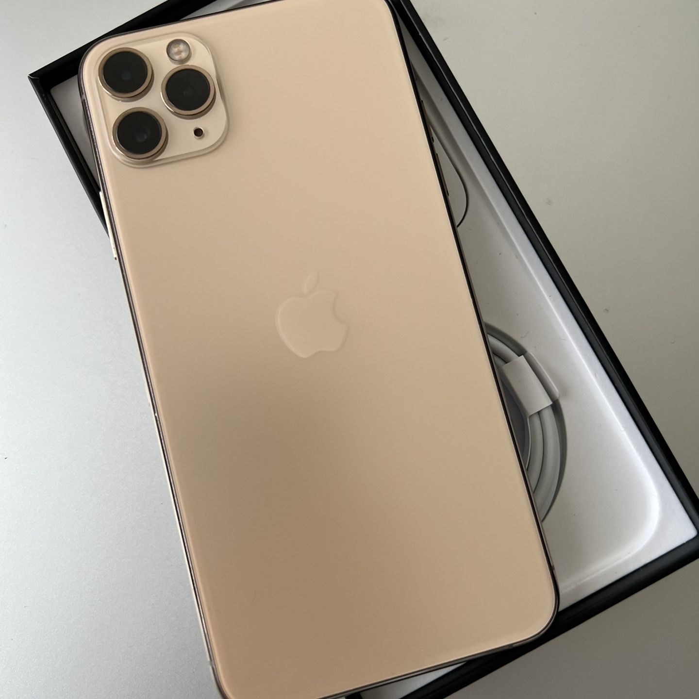 Iphone 11 Pro Max 64GB GOLD ANY CARRIER for Sale in Chula Vista 