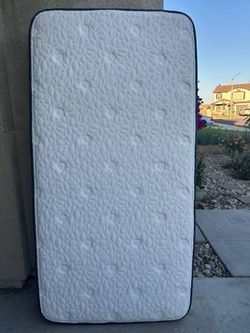 Twin Size Mattress
Brand: ECO COMFORT
Dimensions:74”x38”
Thickness: 8 inches
In good condition
Great work
Located in North Fontana