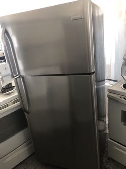 Frigidaire apartment sizes w/ice make stainless-se habla español