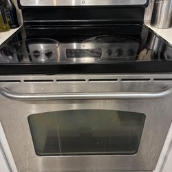 GE Stove With Braun Hood Vent